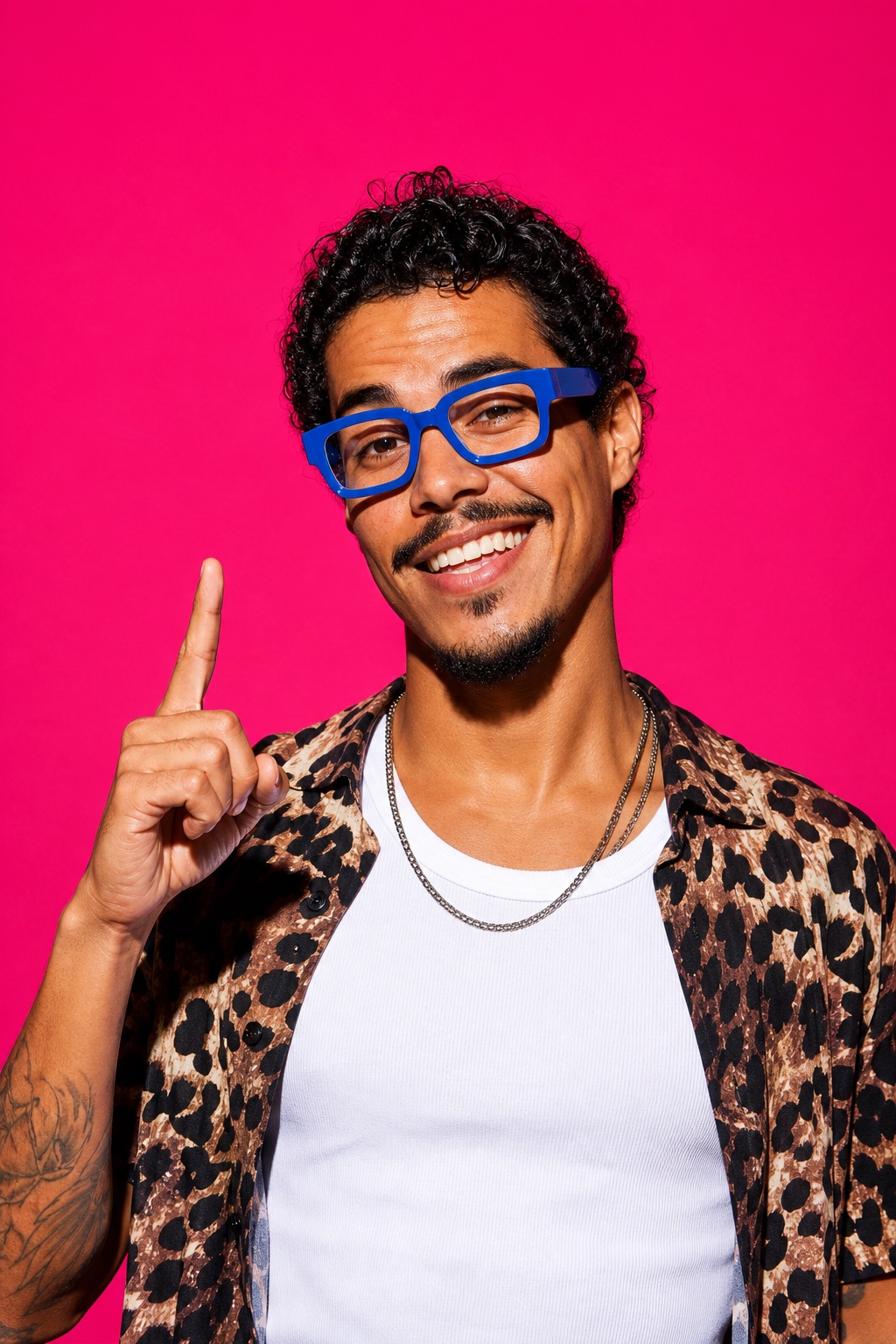 Homem sorridente com óculos azuis sobre fundo rosa